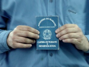 Empresa pagará indenização por perder carteira de trabalho de empregada e ainda suspendê-la