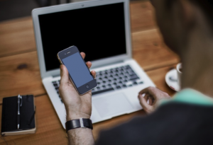 Empresa de telefonia é condenada a indenizar cliente pela falha na prestação de serviço.